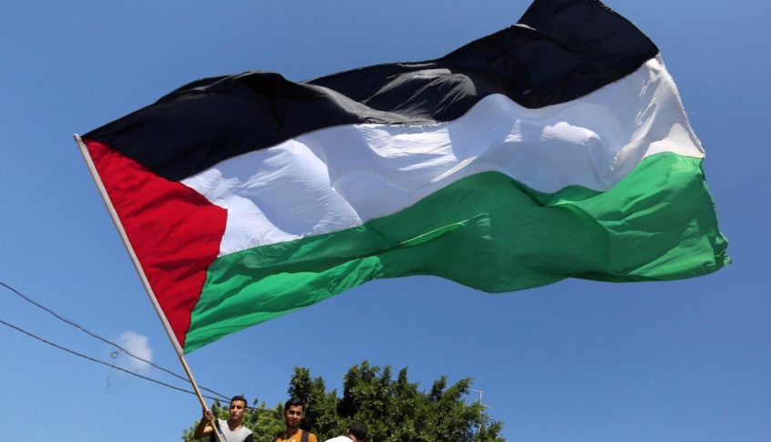 رفع علم فلسطيني كبير في رياض الصلح تضامناً مع غزة وأهلها