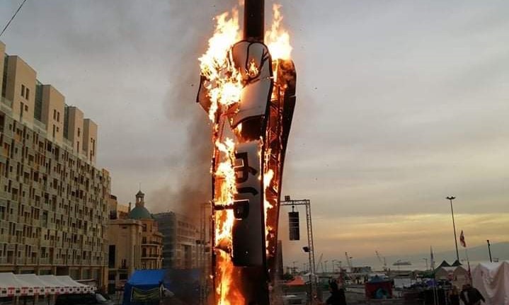 بالفيديو: اشتعال النيران بـ”مجسّم الثورة”
