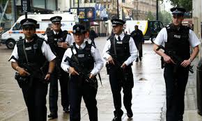 اتٌهما “بالعنصرية”… شرطيان يتعرضان لرجل من أسمر البشرة في بريطانيا!