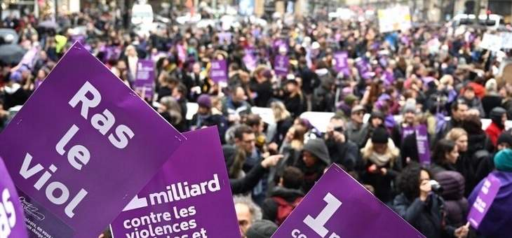 فرنسيات يرفعن شعارات قرمزية ضد العنف الجنسي