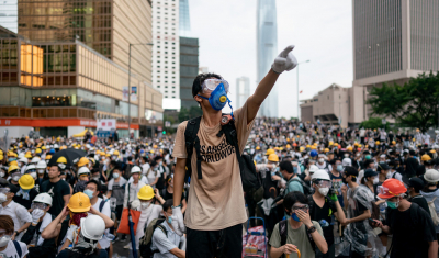 صدامات بين آلاف المتظاهرين وشرطة مكافحة الشغب في هونغ كونغ