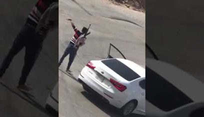 في الرياض: مسلح يخطف شابا ويضعه في صندوق سيارته