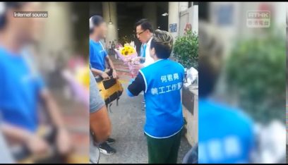 بالفيديو: باقة زهور.. حيلة شاب لطعن نائب في الصين