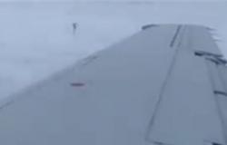 بالفيديو: الثلوج تتلاعب بطائرة لحظة هبوطها والركاب في لحظات مرعبة