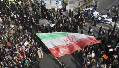 متظاهرون يضرمون النار بمحطتين للوقود في طهران