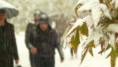الثلوج الكثيفة غطت طهران وتسببت بأزمات مرور وإغلاق مدارس