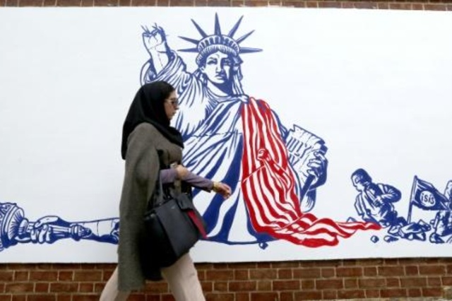 إيران تكشف عن رسوم جدارية مناهضة لواشنطن في السفارة الاميركية