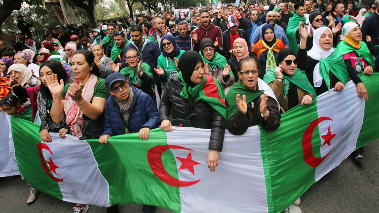 الجزائر.. استمرار الاحتجاجات في أول جمعة بعد وفاة قايد صالح
