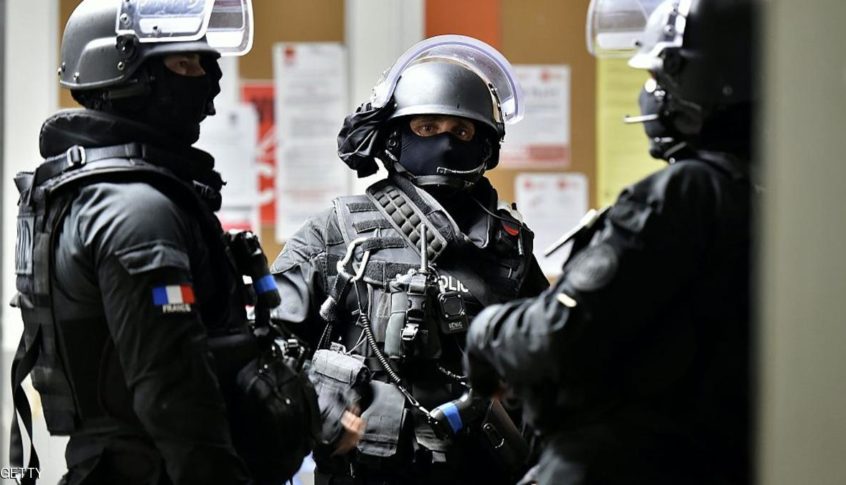 أ ف ب: القوى الأمنية الفرنسية تلقي القبض على رجل أفغاني يحمل سكيناً