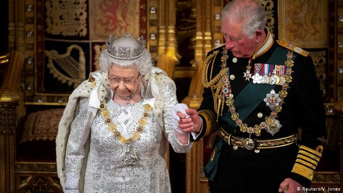 هل ستتخلى الملكة إليزابيث الثانية عن العرش خلال 18 شهرا؟