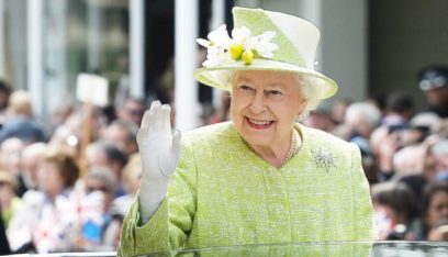 الملكة إليزابيث ترتدي القفازات للمرّة الأولى منذ عام 1952..