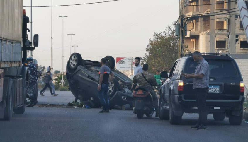 ٦ جرحى نتيجة انقلاب مركبة على اوتوستراد السعديات باتجاه بيروت