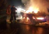 الدفاع المدني يهمد حريقاً شب في احدى السيارات على مفرق الكرك في زحلة