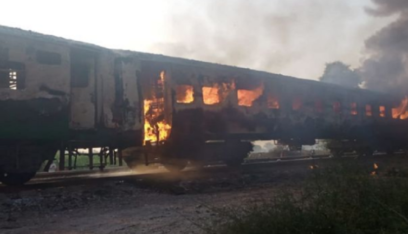 بالفيديو: النيران تلتهم قطارا في باكستان بسبب “وجبة إفطار”!