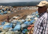 رمي حمولة شاحنتين من النفايات على الاوتوستراد الدولي في عكار