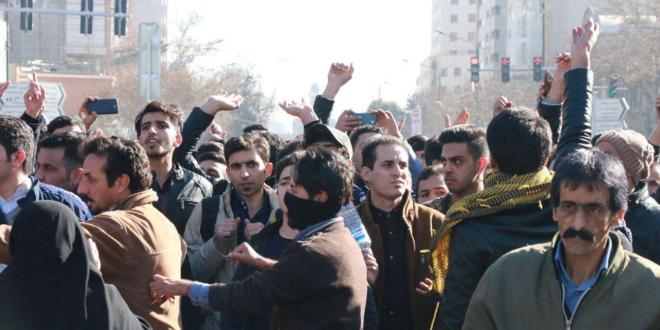 اشتباكات بين الأمن الإيراني  والمتظاهرين في شيراز، ومقتل شرطي