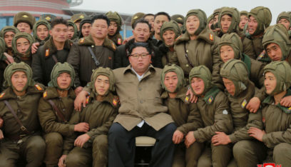 زعيم كوريا الشمالية يشرف على تدريبات جوية