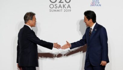 مون وآبي يؤيدان إجراء حوار لحل الخلاف بين كوريا الجنوبية واليابان