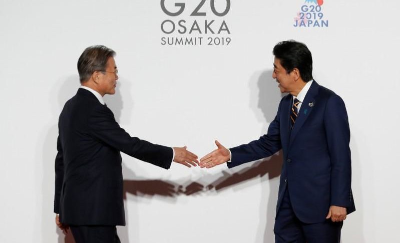 مون وآبي يؤيدان إجراء حوار لحل الخلاف بين كوريا الجنوبية واليابان