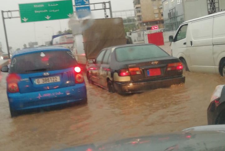 زحمة سير على أوتوستراد خلدة بسبب تجمع مياه الأمطار والعالقون يناشدون فتح الطريق