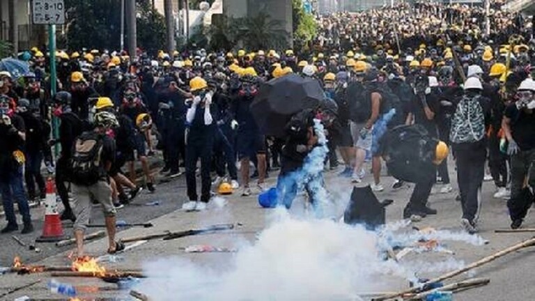 محتجو هونغ كونغ يرشقون مباني حكومية بقنابل حارقة