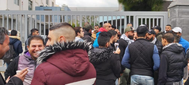 متظاهرون اعتصموا امام مرفأ طرابلس ومنعوا السيارات والشاحنات من الدخول