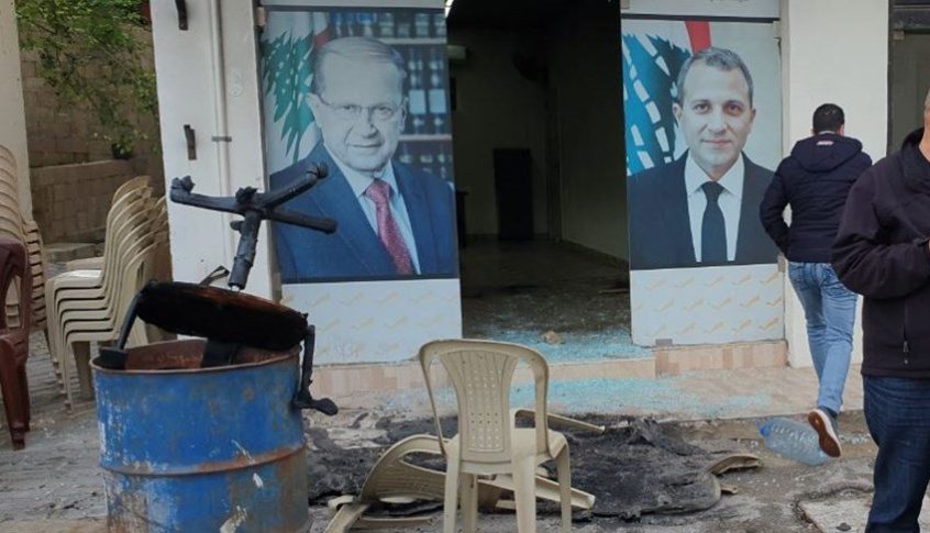 بالفيديو والصور: إحراق مكتب التيار الوطني الحر في الجديدة – عكار