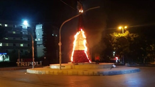 في طرابلس.. إحراق شجرة الميلاد وغرفة حرس منزل الشعار وتوقيف 4