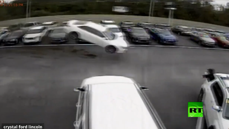 بالفيديو: سيارة تطير 42 متراً وتتحطم في “معرض سيارات”!