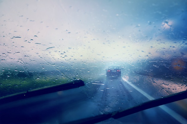 التحكم المروري: القيادة بحذر بسبب تساقط الامطار