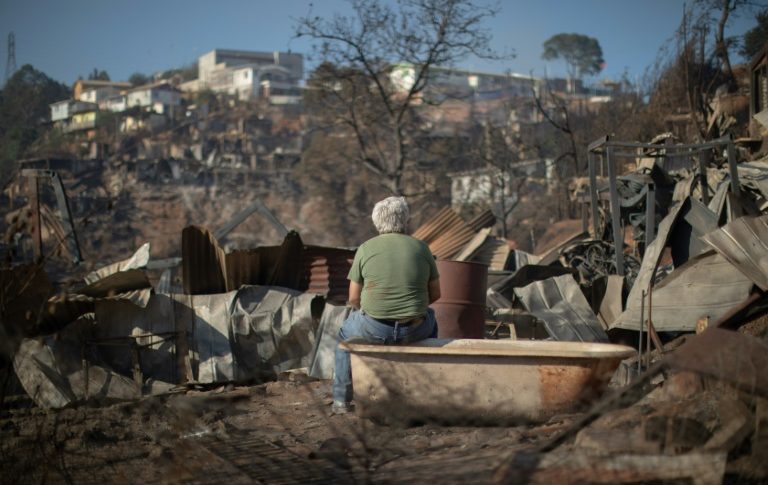 حريق يدمر 245 منزلاً في مدينة فالباريزو التشيلية
