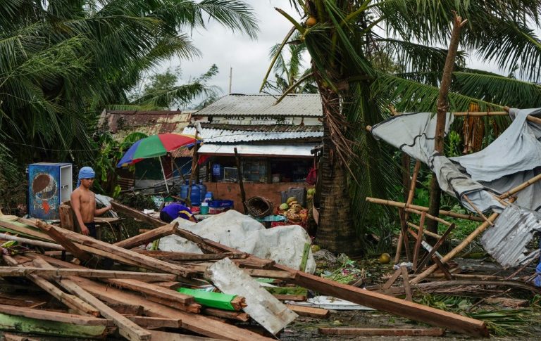 إعصار “فانفون” يودي بحياة 16 شخصاً على الأقل في الفلبين