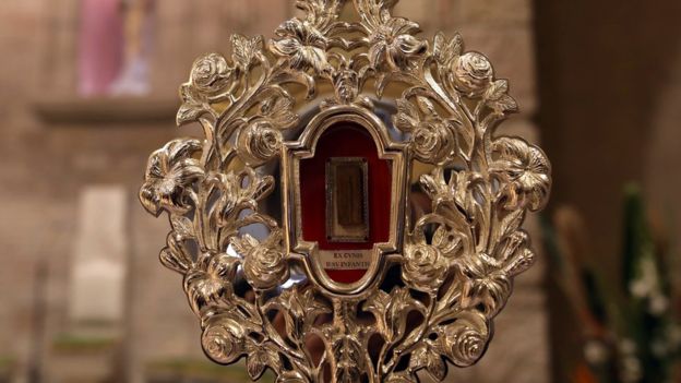 بالفيديو: الفاتيكان يهدي قطعة من مزود المسيح إلى بيت لحم