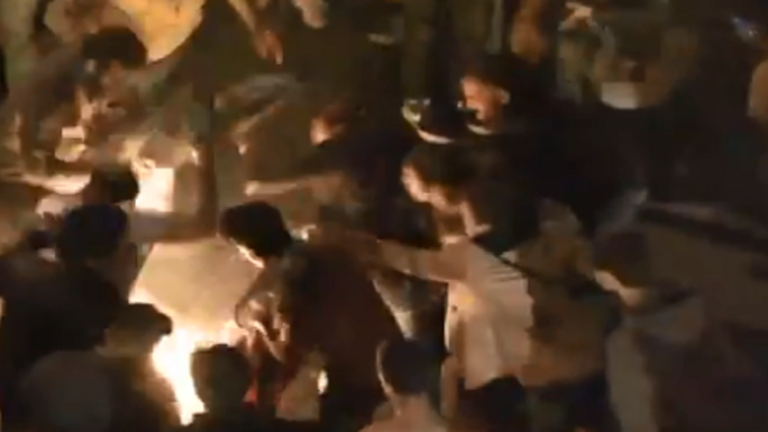 بالفيديو: متظاهر يحرق نفسه في ساحة رياض الصلح!