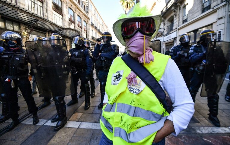 الشرطة الفرنسية تطلق الغاز المسيل للدموع على محتجين في نانت