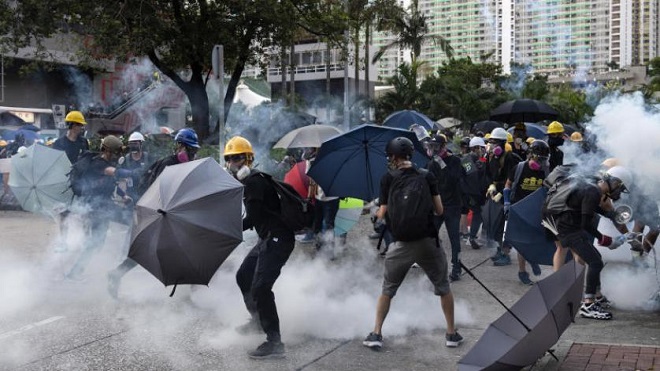 مسيرة في هونغ كونغ احتجاجاً على استخدام الشرطة الغاز المسيل للدموع
