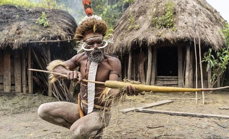 قبيلة أندونيسية تأكل لحوم البشر تجبر النساء علي قطع أصابعهم