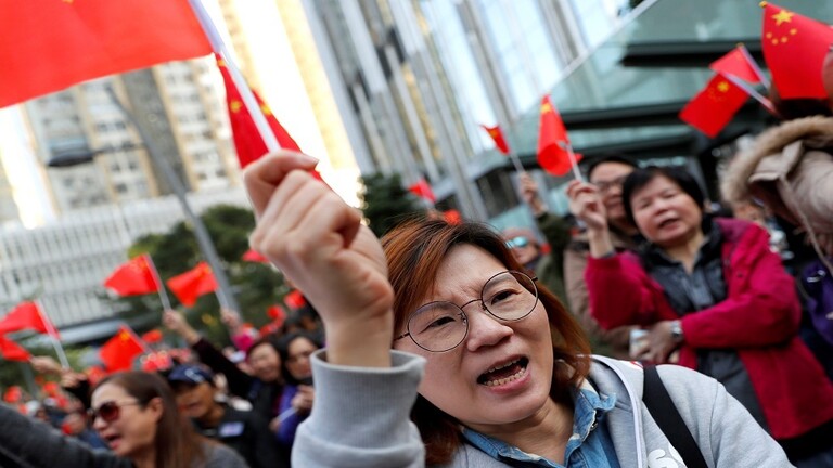 هونغ كونغ.. مئات المؤيدين لحكومة الصين يحتجون على أعمال الشغب