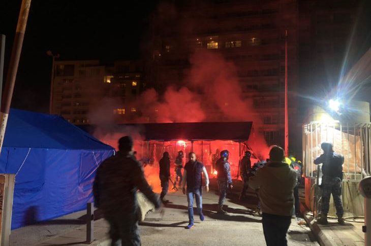بالفيديو: إحراق “خيمة الملتقى” في ساحة الشهداء