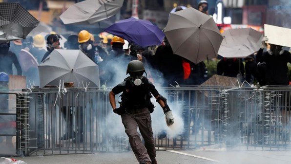 بكين تفرض عقوبات على مؤسسات أميركية رداً على قانون “هونغ كونغ”