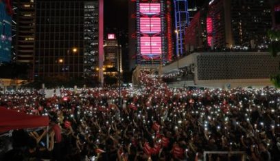 آلاف المحتجين في هونغ كونغ يتجمعون استعداداً لمسيرة ضخمة