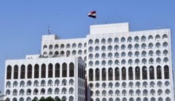 الخارجية العراقية تنفي مزاعم نقل الوزير حسين رسالة من ترامب إلى إيران