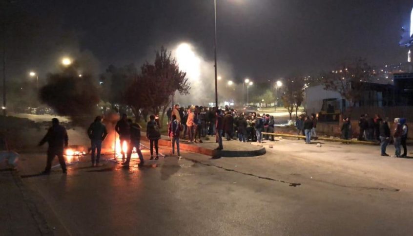 محتجون يقطعون اوتستراد زحلة وطريق تعلبايا بالاطارات المشتعلة