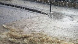 طريق حريصا تتحول الى نهر جار نتيجة الامطار الغزيرة(بالفيديو)