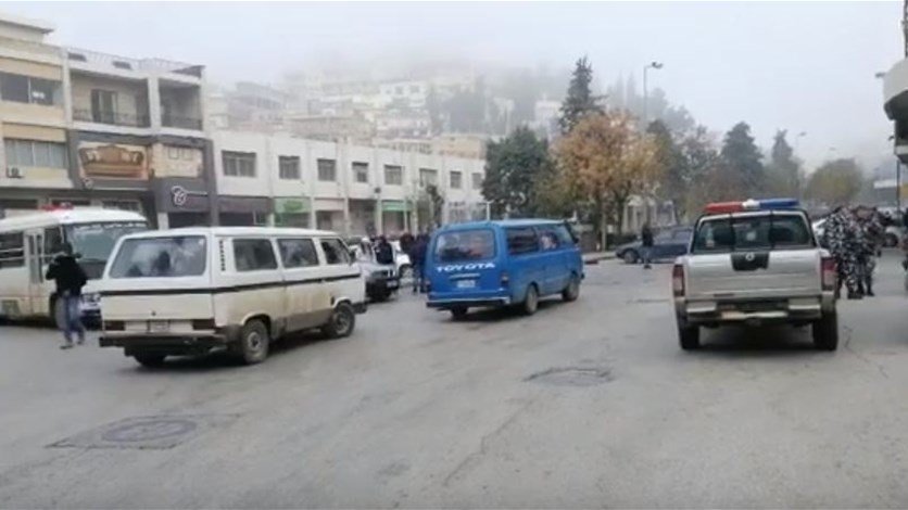 “التحكم المروري”: حركة المرور كثيفة من الحازمية حتى اللويزة بسبب الحادث المروري بين شاحنة وسيارة