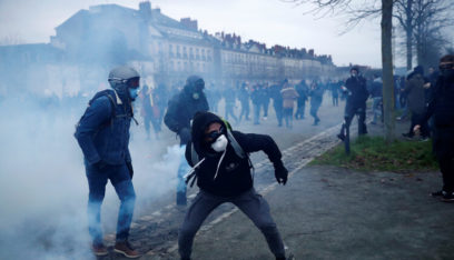 الشرطة الفرنسية تطلق الغاز المسيل للدموع باتجاه محتجين في نانت