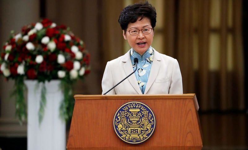 زعيمة هونغ كونغ لا تستبعد تعديلا وزاريا وتقول إنها تركز على استعادة النظام