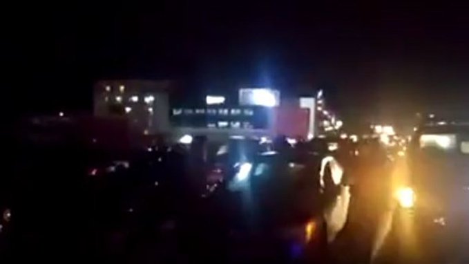 بالفيديو: إقفال أوتوستراد جبيل إحتجاجاً على توقيف ناشطين