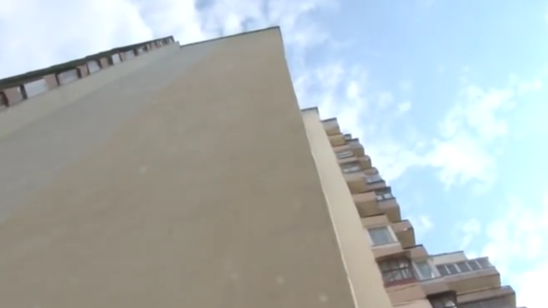 بالفيديو: سقطت من الطابق التاسع لكنها نهضت ومضت في حال سبيلها!