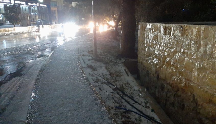 زحمة سير خانقة بسبب غزارة الأمطار على أوتوستراد جبيل